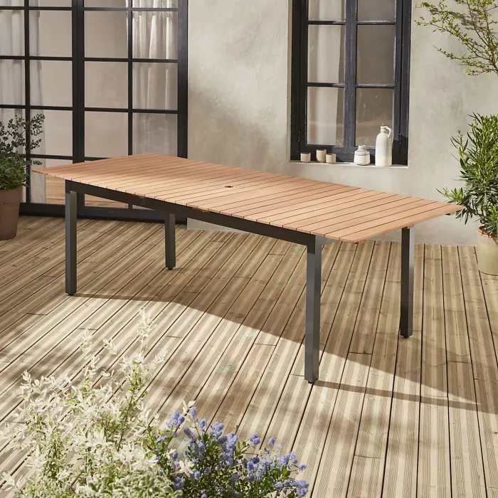 sweeek. 8 to 10-seater extendable wooden and alumimium garden table Sevilla Natural 250x100x76 cm