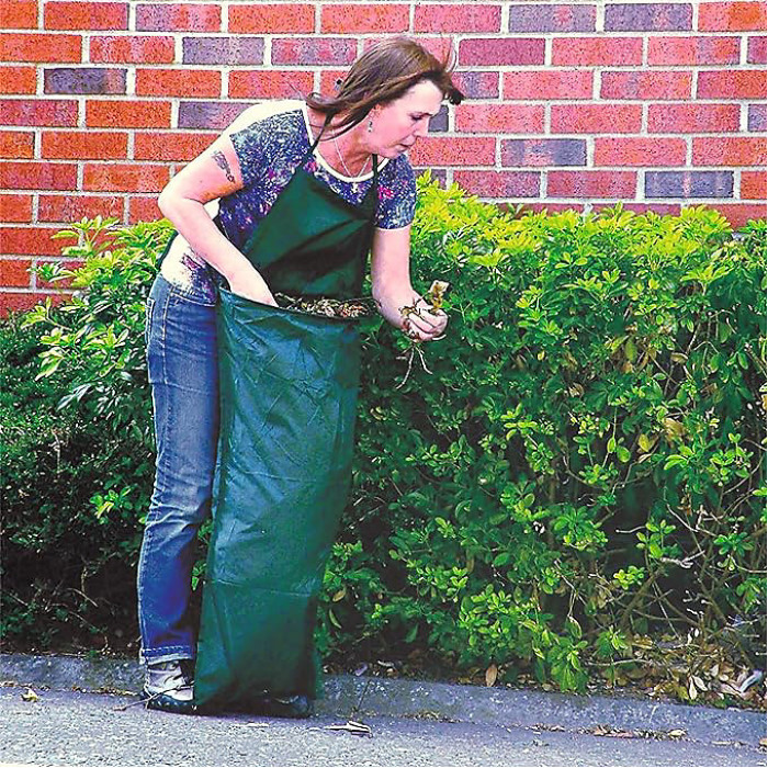 Gardening Apron with Front Pocket - Wearable Waste Collection Bag, Ideal for Garden Cuttings, Leaves, Pruning & Litter Picking