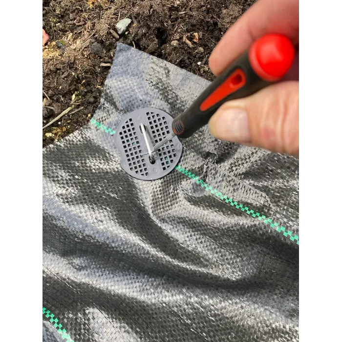 100 metal pegs/staples with buffer plates ,hold down weed matting+removal tool